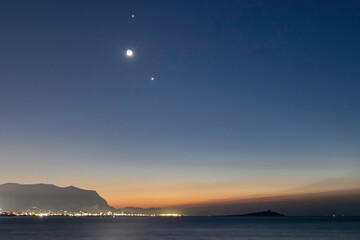 哪些养生知识适合在秋季发给顾客？